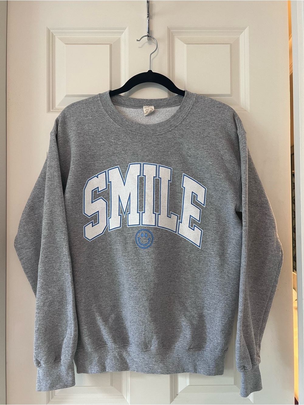 Altar’d State SMILE Gray Graphic Crewneck Sweatshirt (Size S)